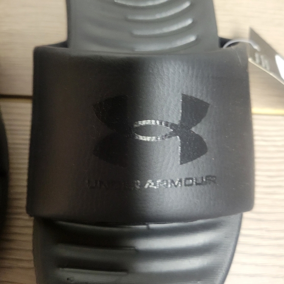 NWT Women's Under Armour size 8 black slides - Picture 3 of 6